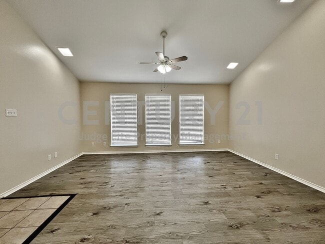 Building Photo - Cute 2/2 Duplex in Cedar Hill For Rent!