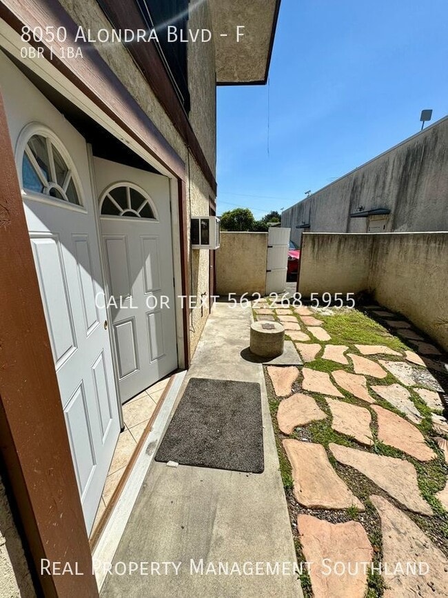 Building Photo - Studio Apartment for Rent in Paramount!