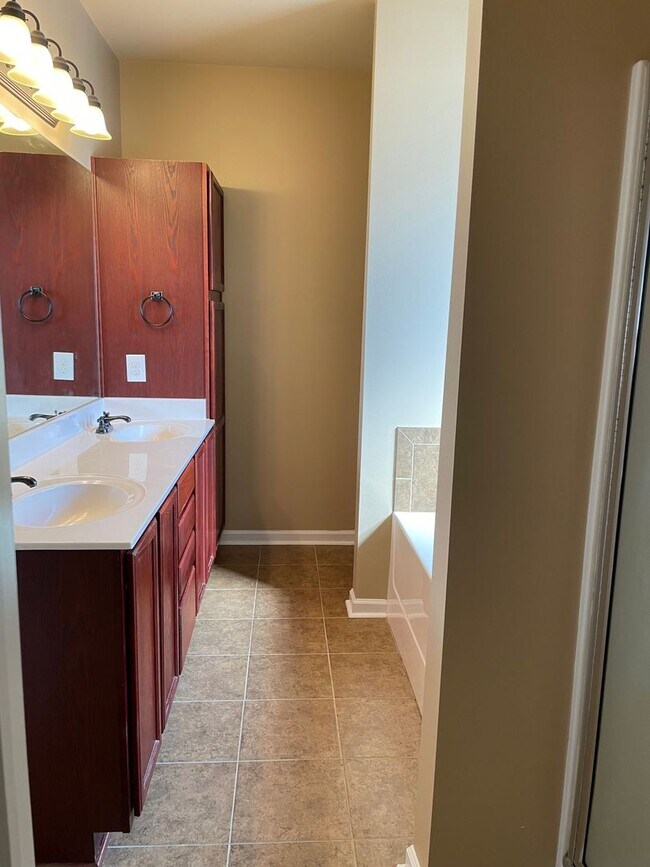Building Photo - Move In Ready Rental in Gonzales!