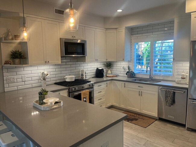 Foto del edificio - 3bd/2ba House with Remodeled Kitchen and A/C