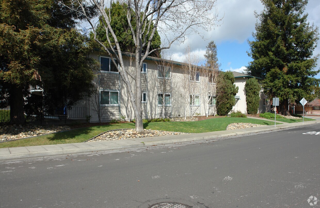 Building Photo - 490 Walker Dr