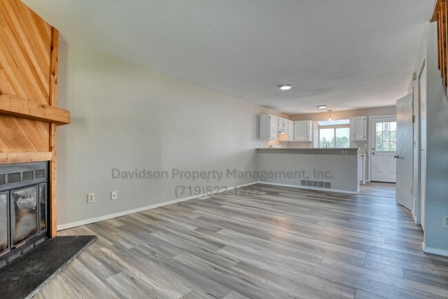 Building Photo - Charming Condo with Modern Upgrades in Roc...