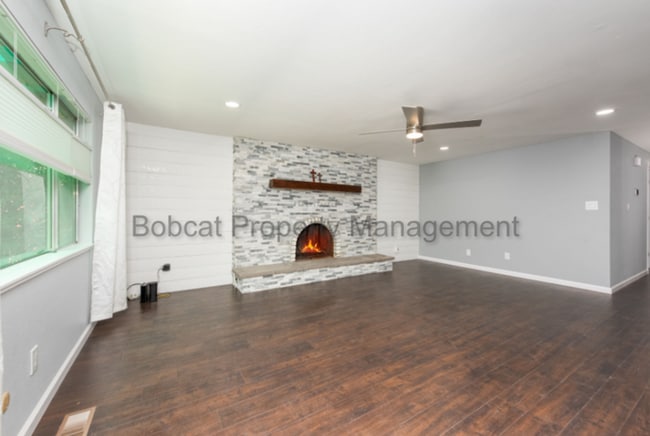 Building Photo - 517 Lander Dr