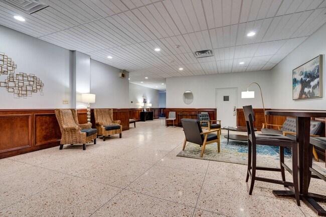 Building Photo - DOWNTOWN MID RISE - 1BD/1BA -  ALL BILLS PAID - GATED - RESERVED PARKING - $1395