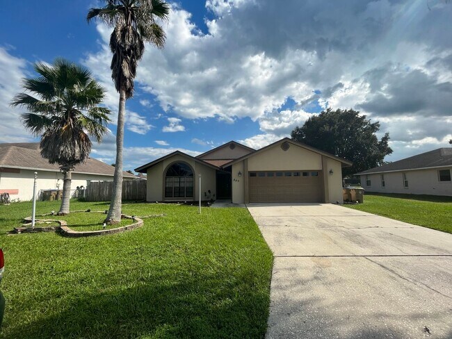 Foto del edificio - Available Now! 3 bedroom 2 bath with a poo...