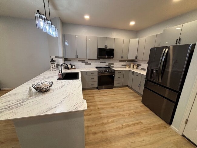 Building Photo - Beautiful Remodeled 3 Bedroom End Unit Townhouse