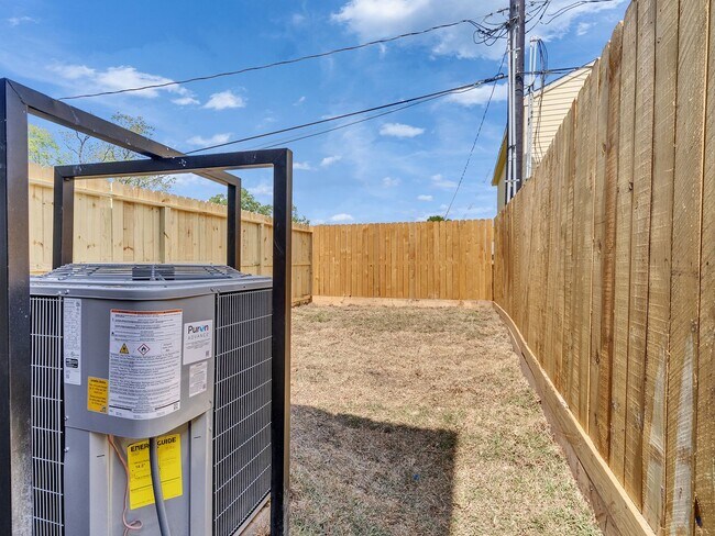 Foto del edificio - Stunning New 3 Bedroom Duplex Home