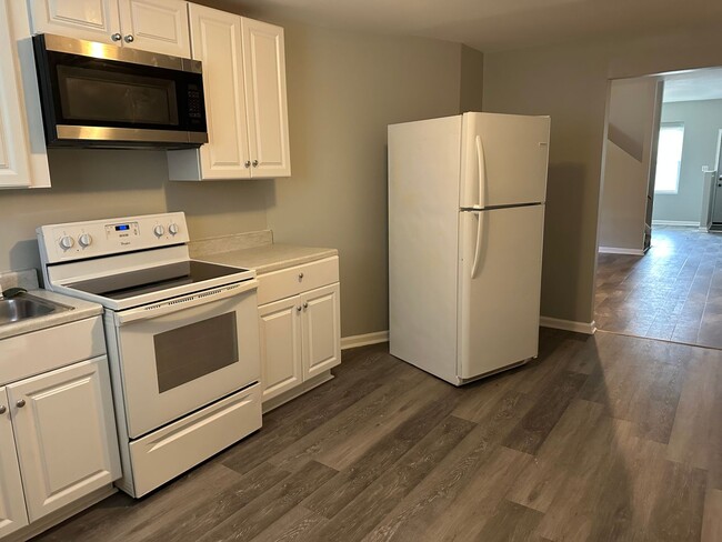 Building Photo - Spacious Home Available for Rent! W/D! Fro...