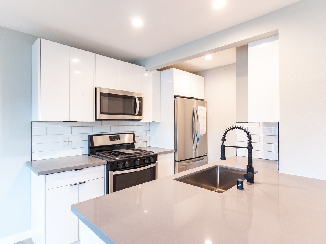 Foto principal - 5847 Willoughby Ave