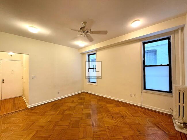 Building Photo - NO FEE Studio w Backyard