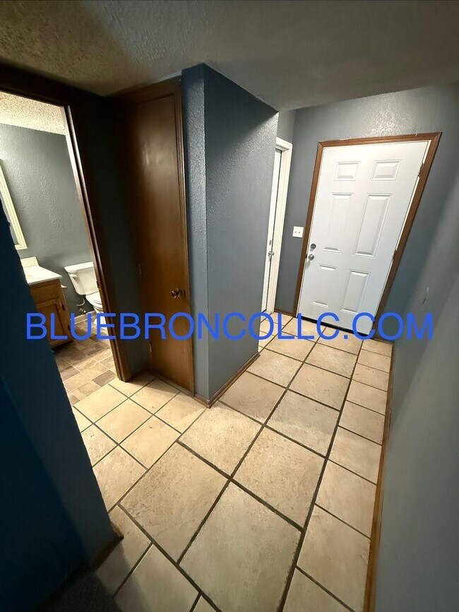 Foto del edificio - Spacious 3 bedroom townhome with attached 1 car garage