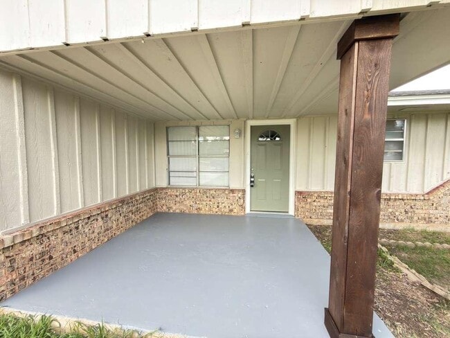 Building Photo - 4603 SW H Ave