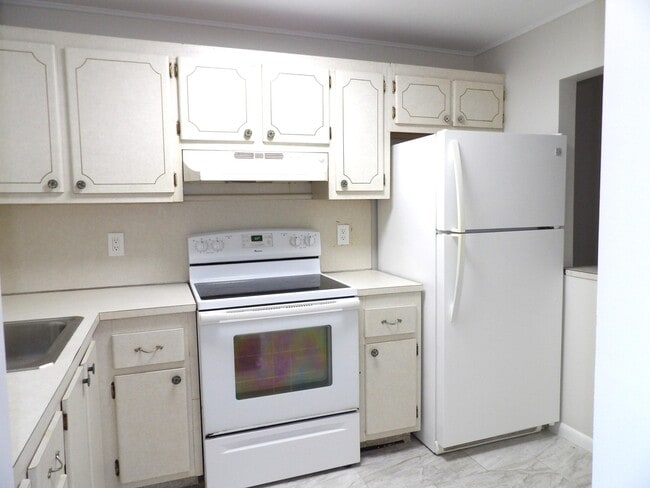 Building Photo - 1638 Embassy Dr