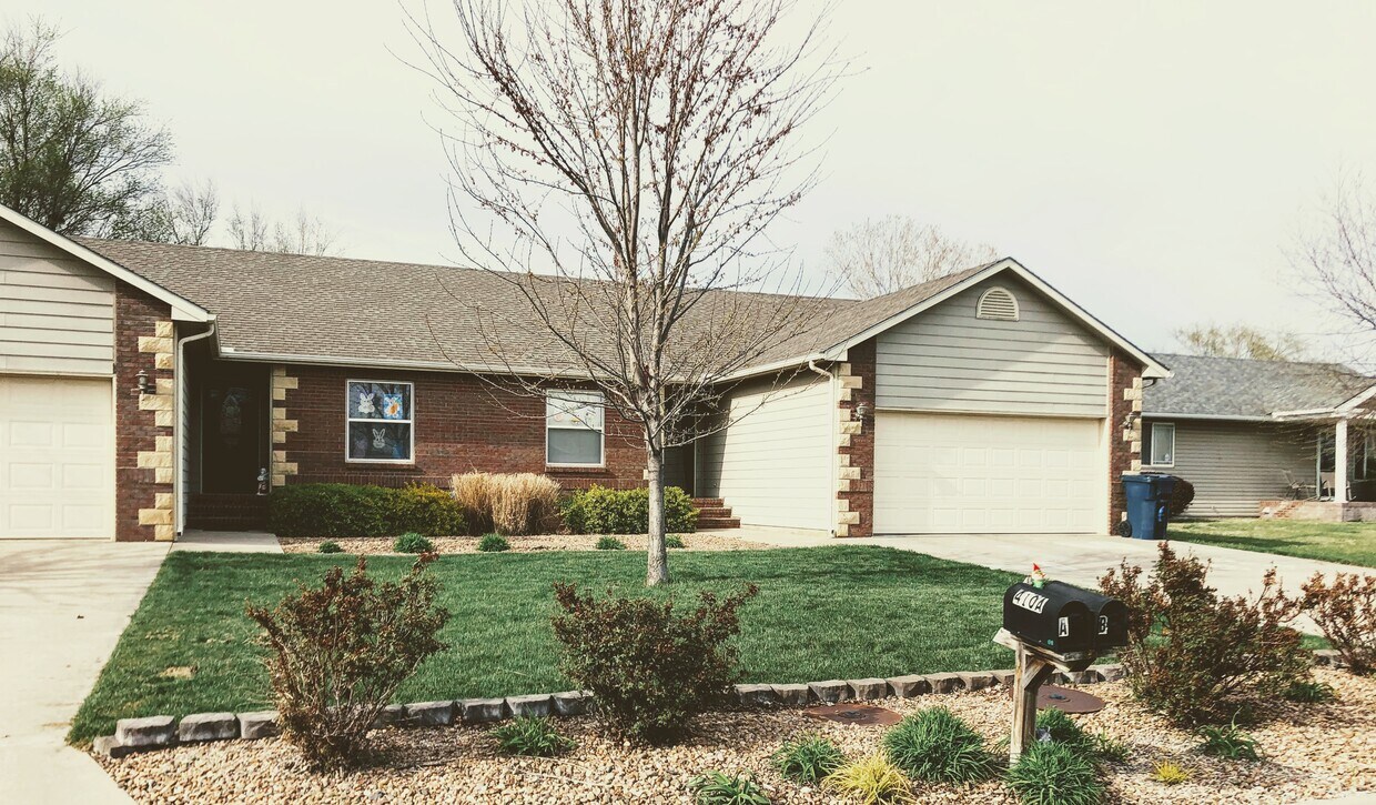 410 E 37th Ave Unit B, Hutchinson, KS 67502 Condo for Rent in