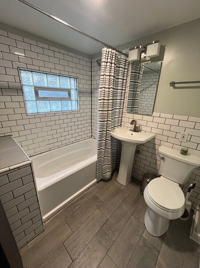 Full Bathroom - 313 E Smith St