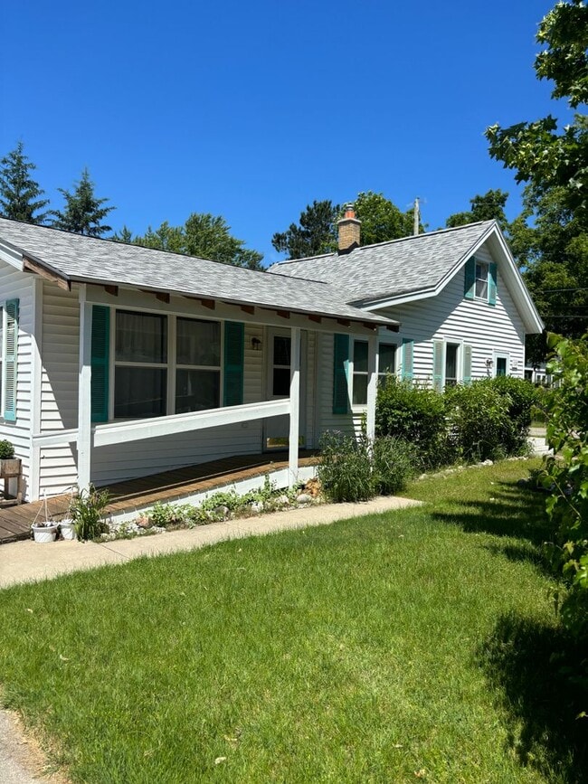 Building Photo - Long Term Rental - Great Home on Newcomb! ...