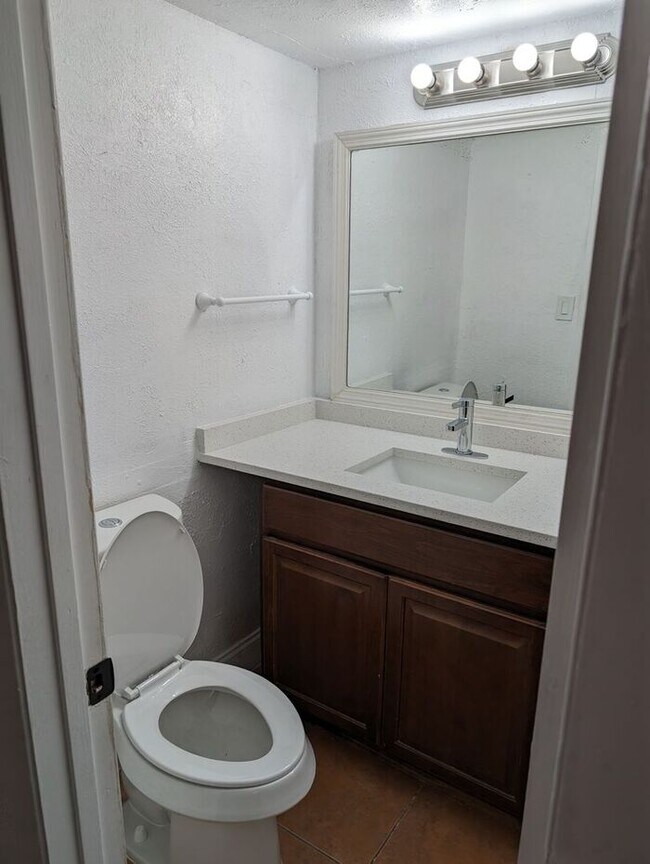 Foto del edificio - Spacious 2 Bedrooms near the Millenia Mall...
