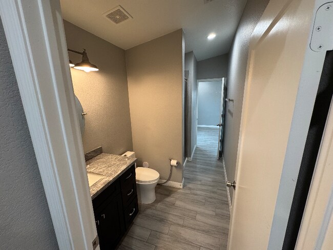 Foto del edificio - 1558 W 5th St