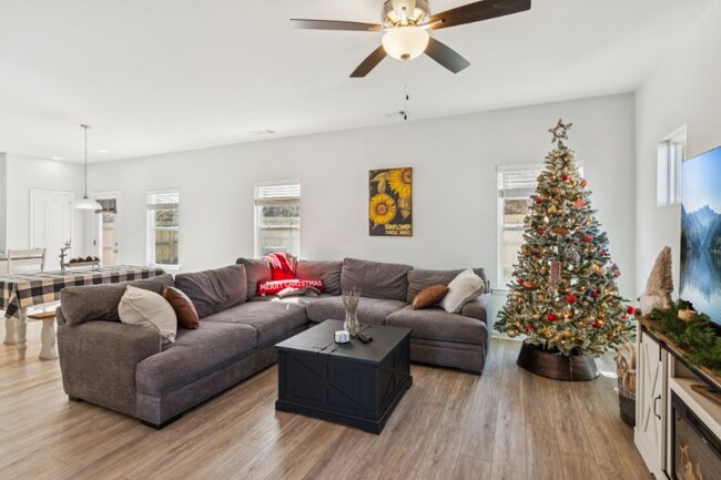 Building Photo - 566 Skye Dr