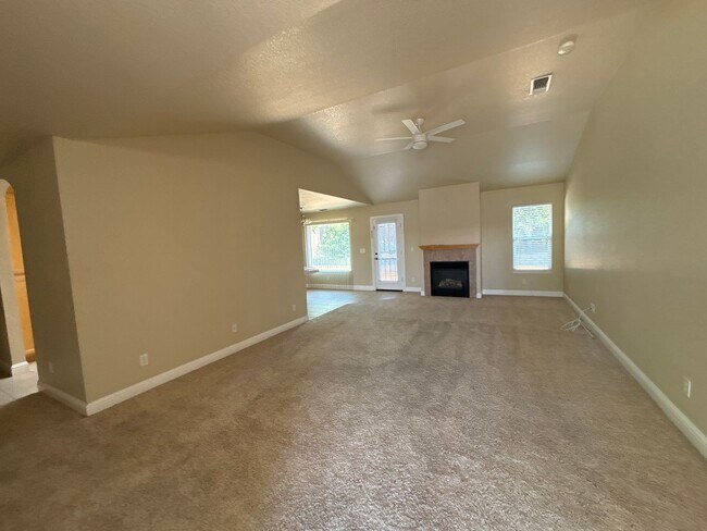 Foto del edificio - Central Roseville Single Story, 3 Bedroom, 2 Bath, 2 Car Garage Close to schools & Shopping