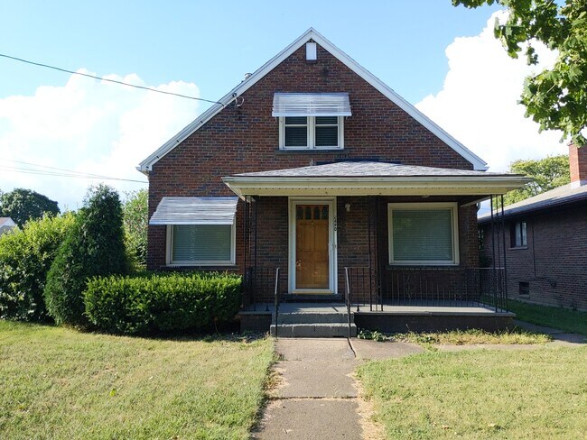 Foto del edificio - 2490 Forest Ave