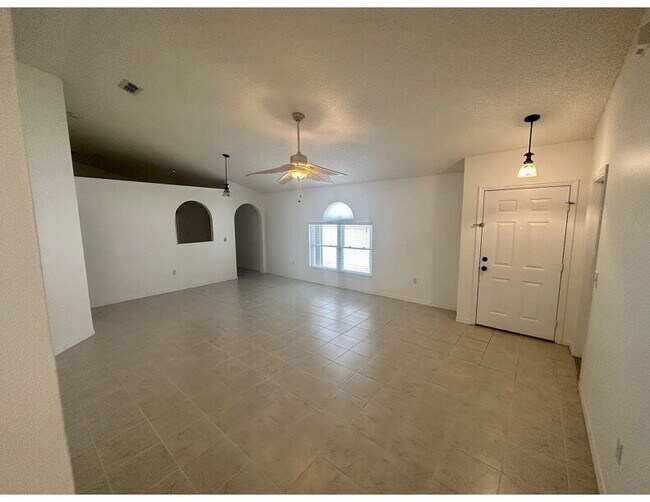 Building Photo - 3BR/2BA single-family home in gated community