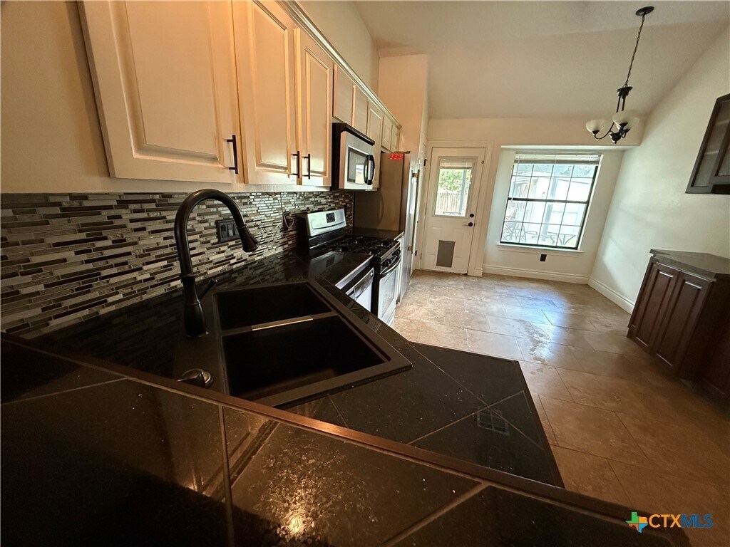 Foto del edificio - 702 Spring Hollow Dr