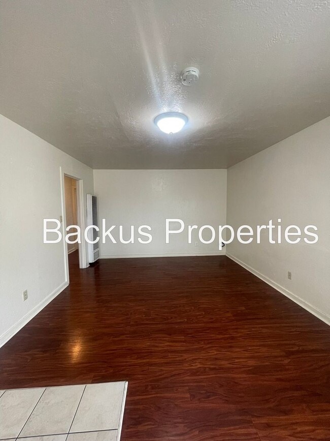 Building Photo - Wonderful duplex unit in North Salinas