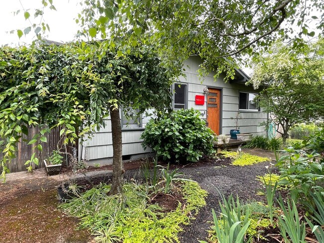 Building Photo - 2 Bedroom 1 Bath ~ Solar Savings, Incredib...