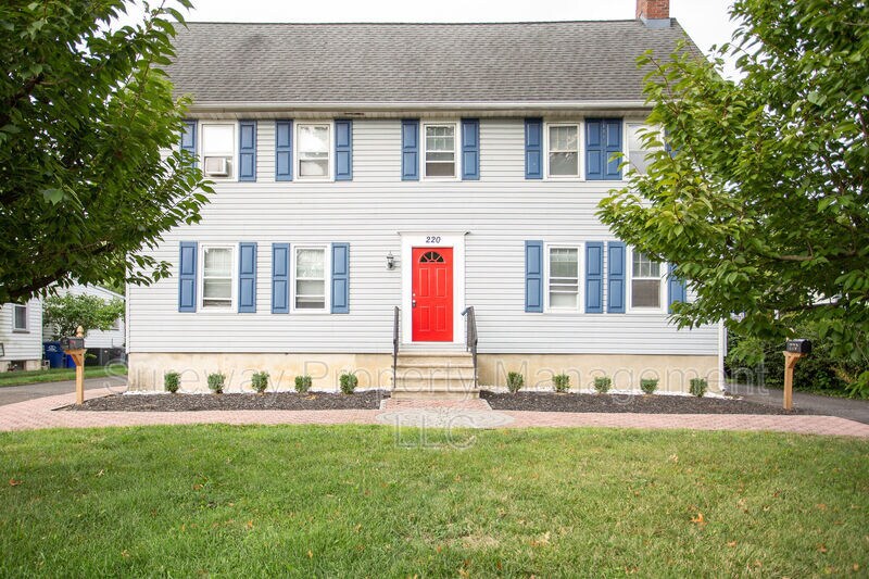 Foto principal - 220 S Church St