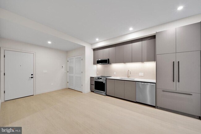 Foto del edificio - 2121 Ward Pl NW