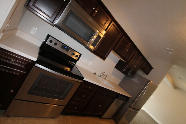 Building Photo - Classic.  Better than new! Super spacious ...