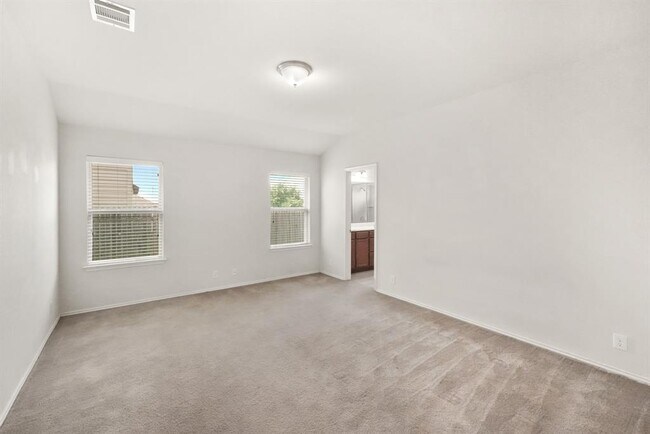 Foto del edificio - 633 Dragon Ridge Rd