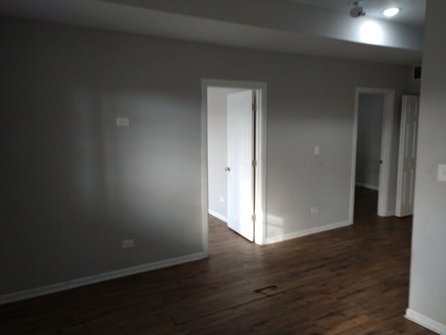 Building Photo - 6219 S Rhodes Ave
