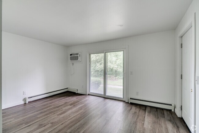 1 habitación, 1 baño - 750 pies cuadrados - Renovado - Sala de estar - Village Manor of Brooklyn