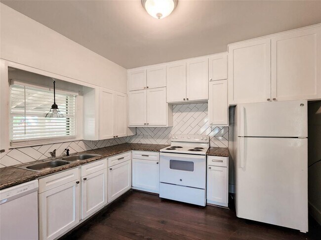 Foto del edificio - 745 E 18th St