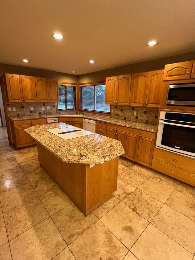 Primary Photo - Charming 3-Bed Retreat in Tualatin: Your I...