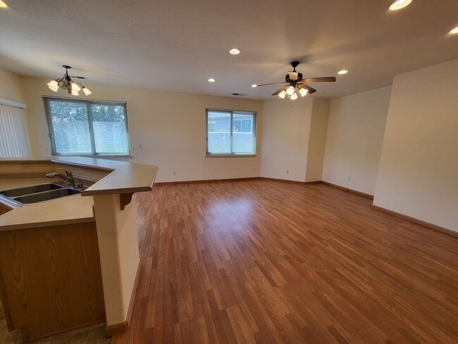 Building Photo - 1921 Teal Dr