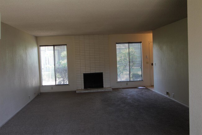 Building Photo - 3683 N Fruit Ave