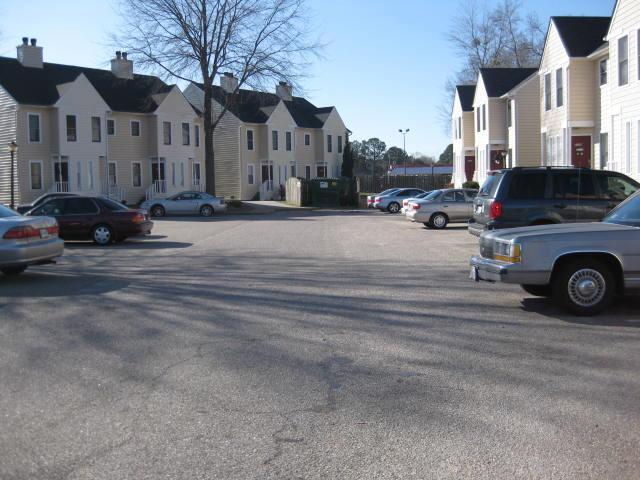 Vista de nuestro complejo - 2032 Elmhurst Ln