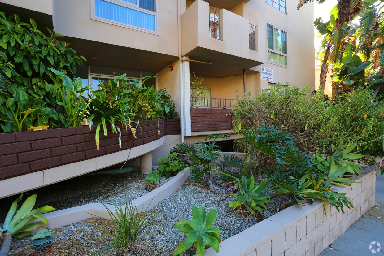 Foto del edificio - 1532 N Hayworth Ave