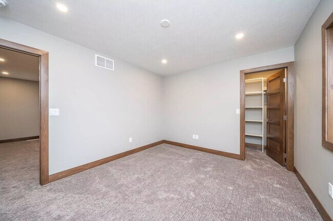 Building Photo - 2721 W Oak Hill Dr