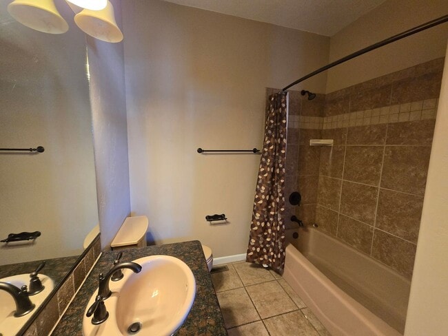 Building Photo - 215 Valley View Dr