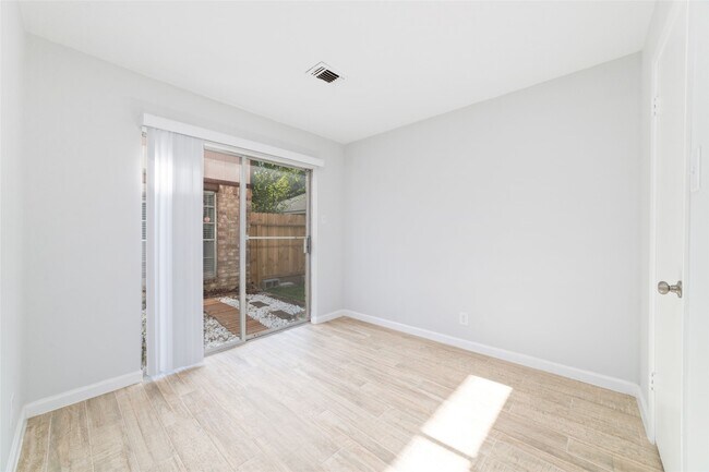 Building Photo - 10522 Northview Dr