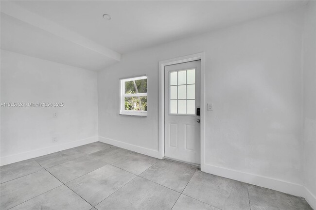 Foto del edificio - 19 NE 48th St