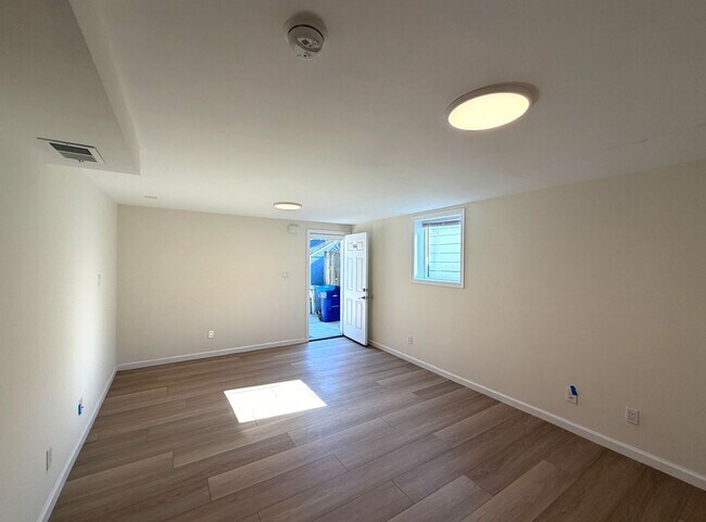 Building Photo - 860-860A Olive