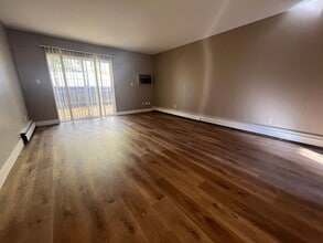 Building Photo - Renovated 2 Bedroom 1 Bathroom Unit!