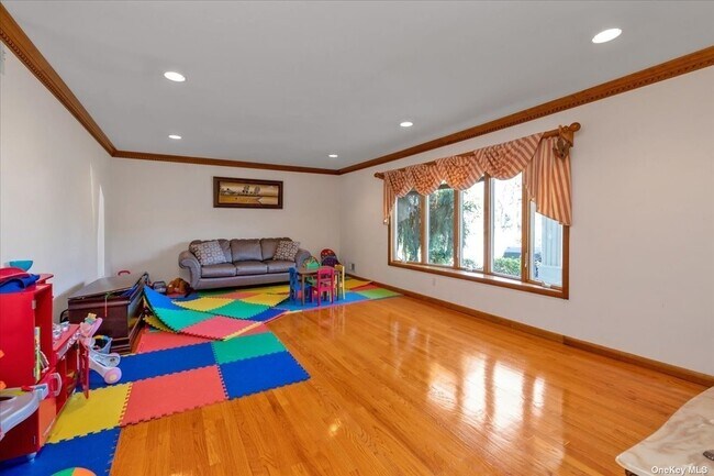Building Photo - 8 Linden Ln