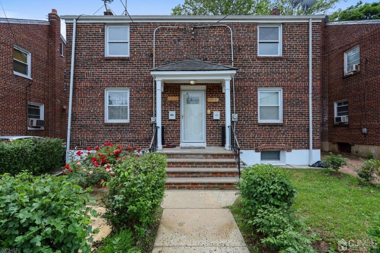 Primary Photo - 1378 Hamilton St