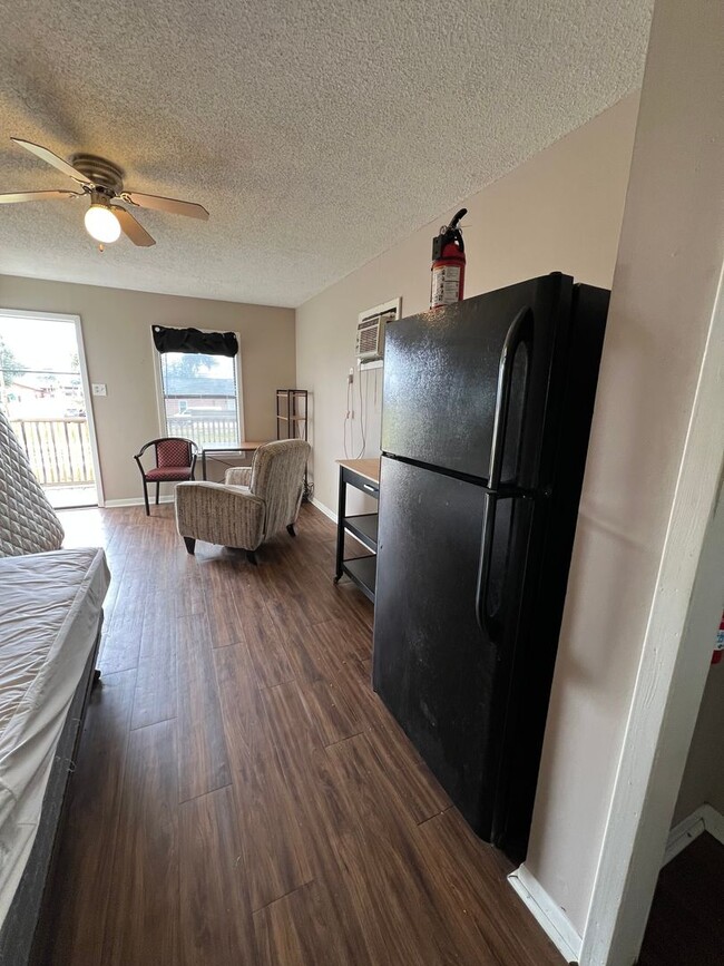 Building Photo - Cute Fully Furnished Efficiency Apartment Located in Sulphur
